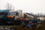 Колонну дальнобойщиков, собравшихся на акцию протеста против "Платона", протаранил тяжеловоз на трассе М-10 в Тверской области 